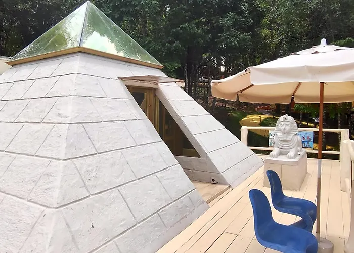 Piramide Queops, Vila Magica